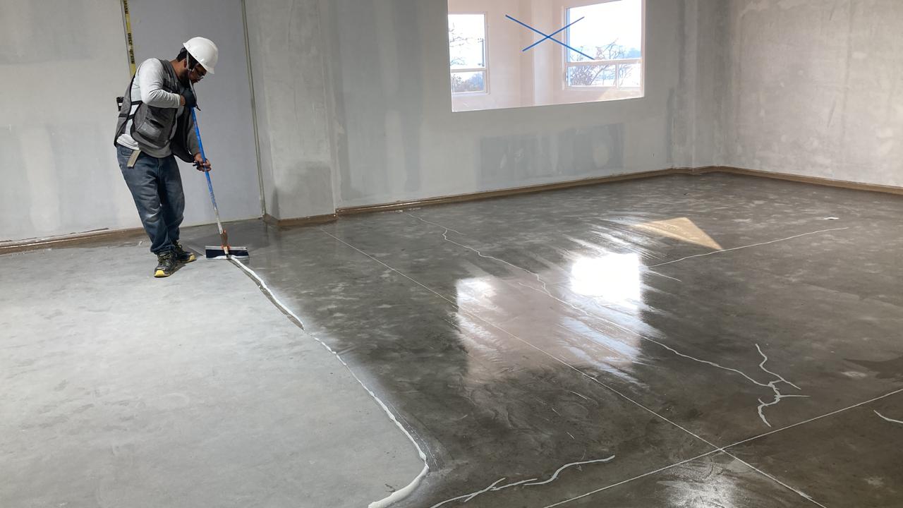 Aplicación profesional de recubrimiento epóxico brillante